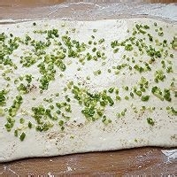 如何制作葱香椒盐花卷的小技巧