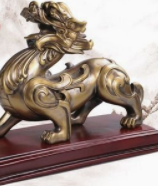 办公室书桌上如何摆放麒麟