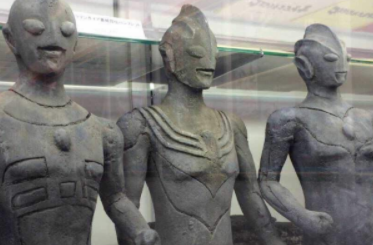 作者迪加三个石像是什么