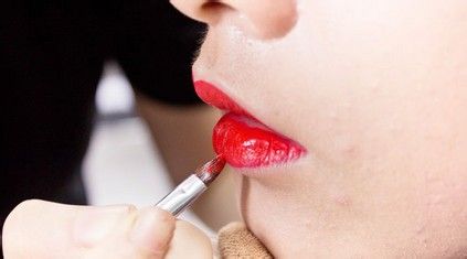 怎样画夜上海复古红唇妆