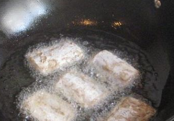 青蒜烩带鱼的做法