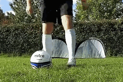 足球实战技巧-里瓦尔多式三角带球