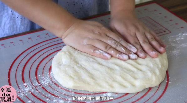 蛋黄肉松拉丝软欧包