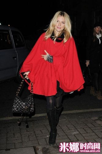 学明星怎样在年末派对用红色打造摩登时尚