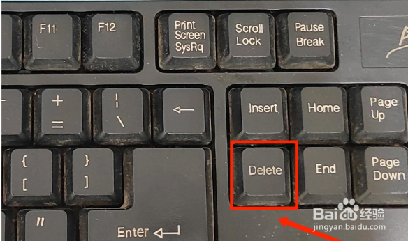 在word文档中如何删除多余的空白页？