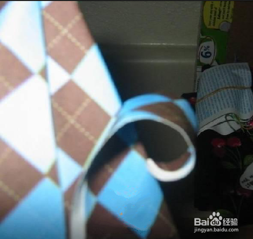 如何制作一朵纸玫瑰花?