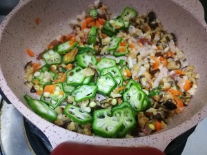 健康养生佳品虾干火腿香菇秋葵的做法