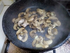 保健养生黑椒口蘑炒牛肉