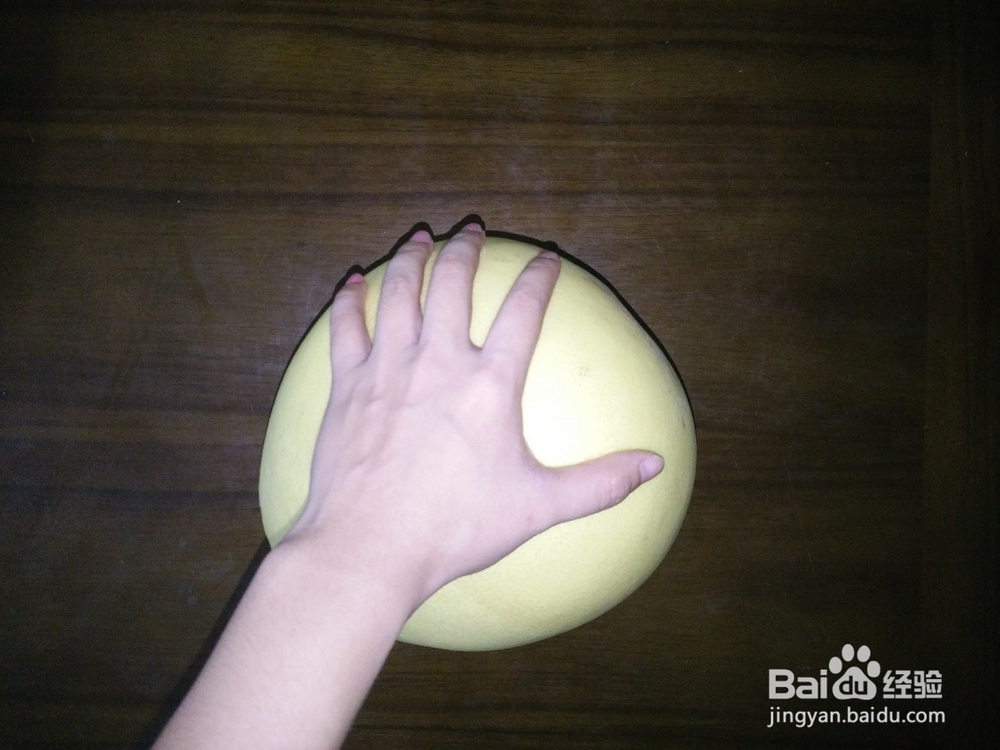 如何轻松剥柚子皮