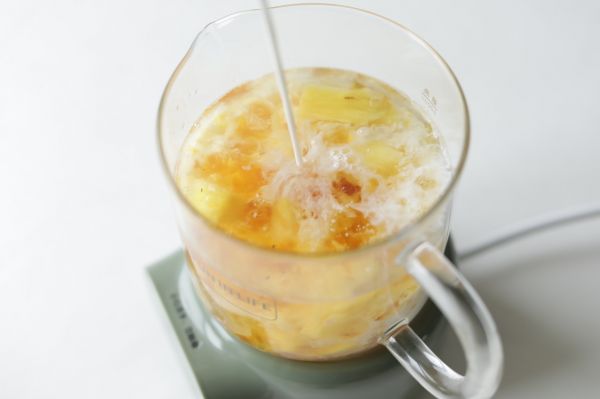 椰奶菠萝炖桃胶雪燕