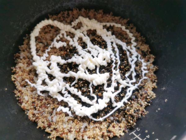 藜麦金枪鱼饭团