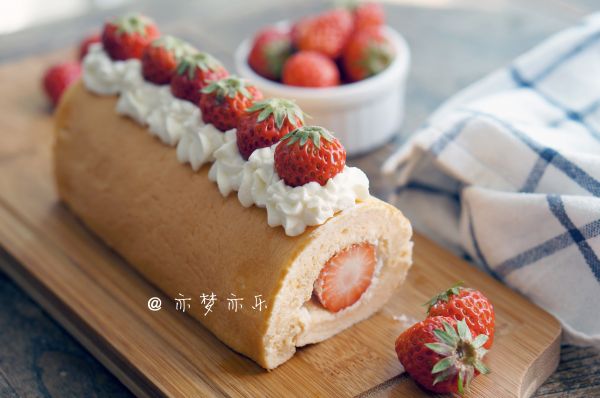 草莓鲜奶蛋糕卷
