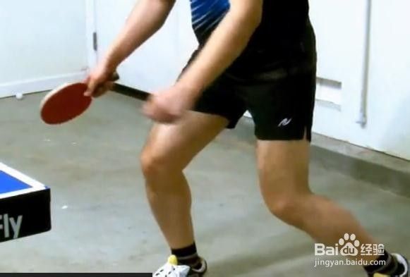 打乒乓球脚下重心蹬地转腰方法（教你如何转腰）（乒乓球蹬地转腰窍门）