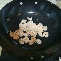 在家制作美味的芦笋虾仁炒鸡蛋