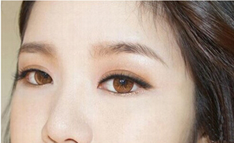 金棕色柔媚蜜桃妆