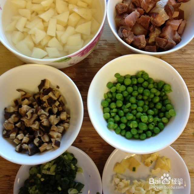 土豆青豆香菇腊肉焖饭怎么做