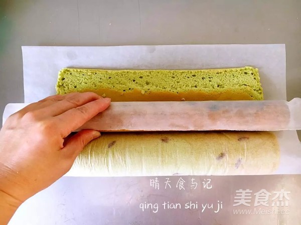借助擀面杖将蛋糕片卷起