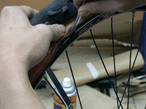 怎样正确地撬胎