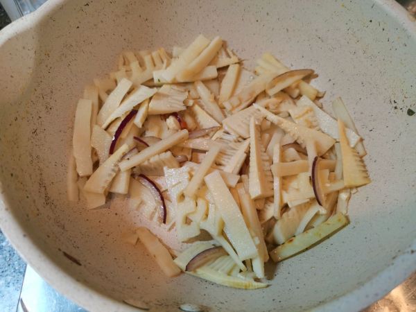 冬笋胡萝卜炒腐竹肉丝