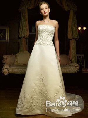 抹胸婚纱展现新娘娇俏好身材