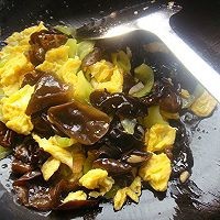 美白肌肤的佳品黄瓜木耳炒鸡蛋