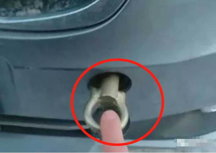 老款汉兰达的拖车钩在那怎么找不到