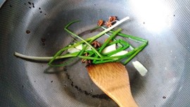 花生米炖猪蹄怎么做