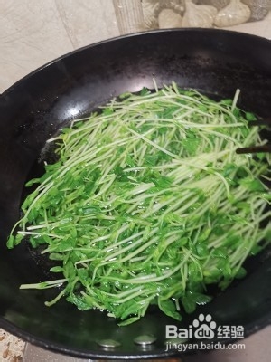 怎么做美味可口的火腿虾仁豆苗