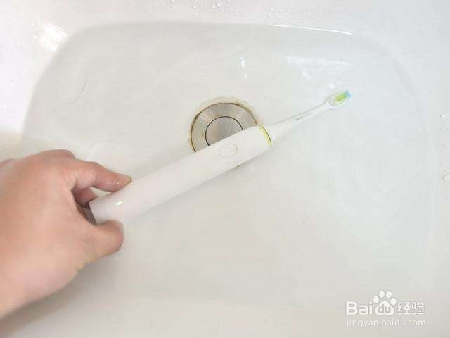 使用电动牙刷时需要注意些什么？