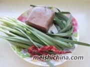 韭菜炒血块的做法