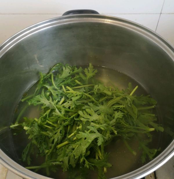 松仁枸杞拌茼蒿