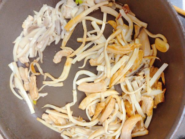 五花肉炒杏鲍菇