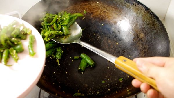 家常青椒回锅肉