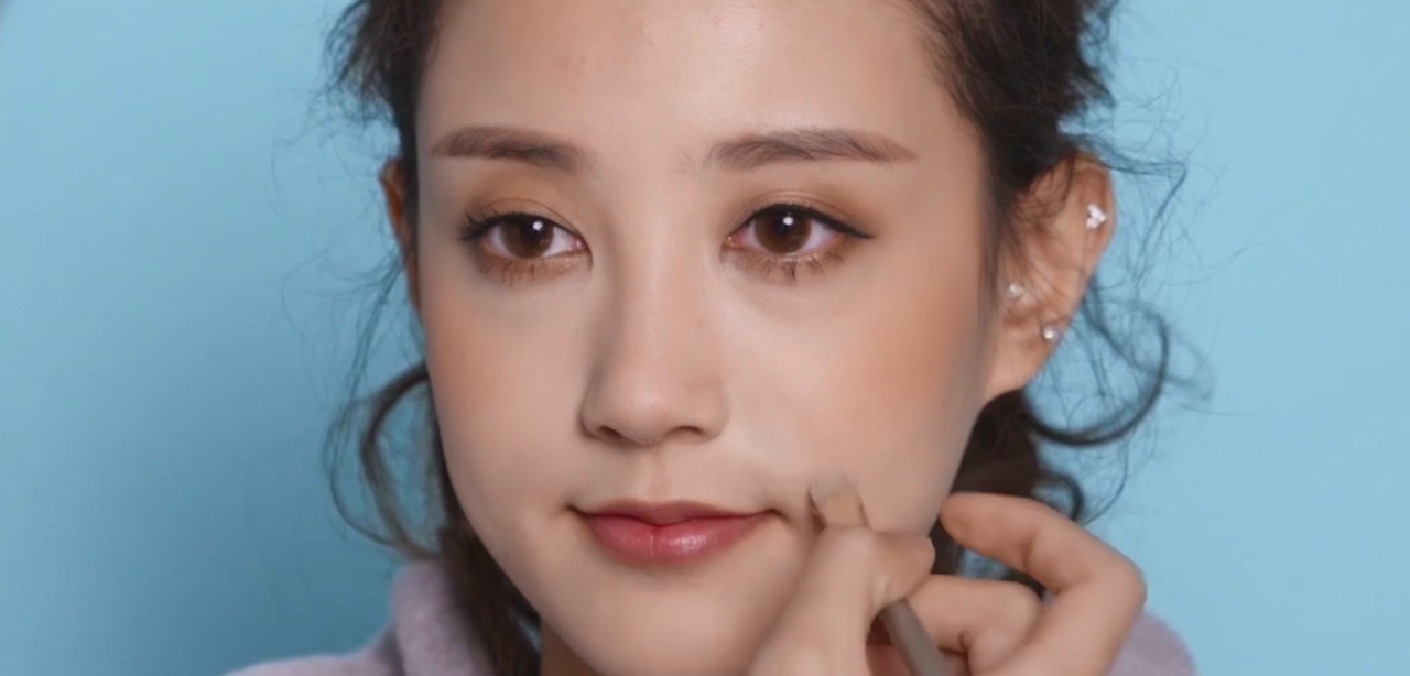 如何用修容打造嘴角上扬脸