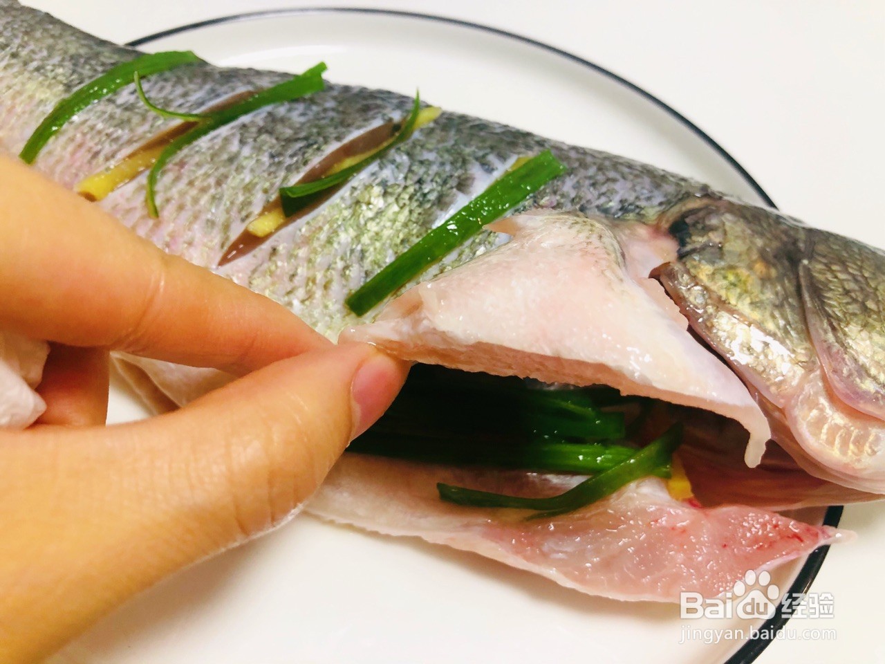 如何制作一份清蒸鲈鱼？