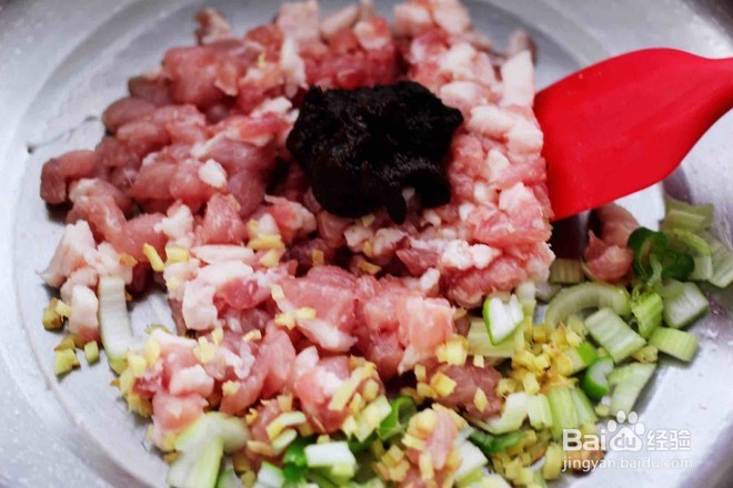 如何做出香味十足的猪肉白菜豆干馅饼