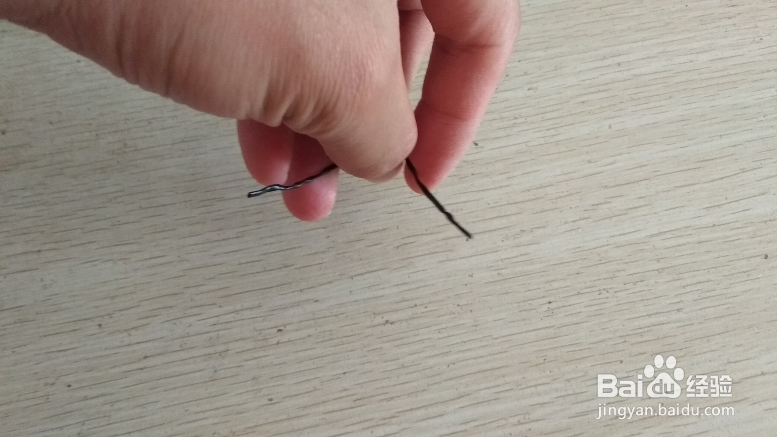 如何用数据线绑绳和别针做简易的中性笔支架