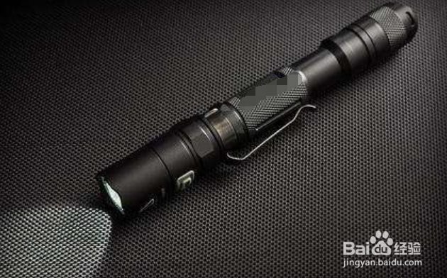 手电怎样安装在头上？电灯怎样固定帽子上？