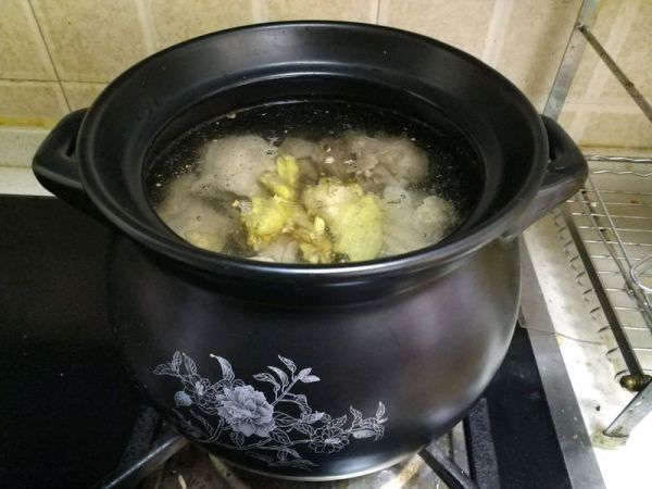 白萝卜炖排骨汤