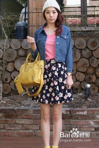 印花短裙的搭配方法