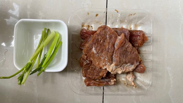 火焰金针菇牛肉盖饭