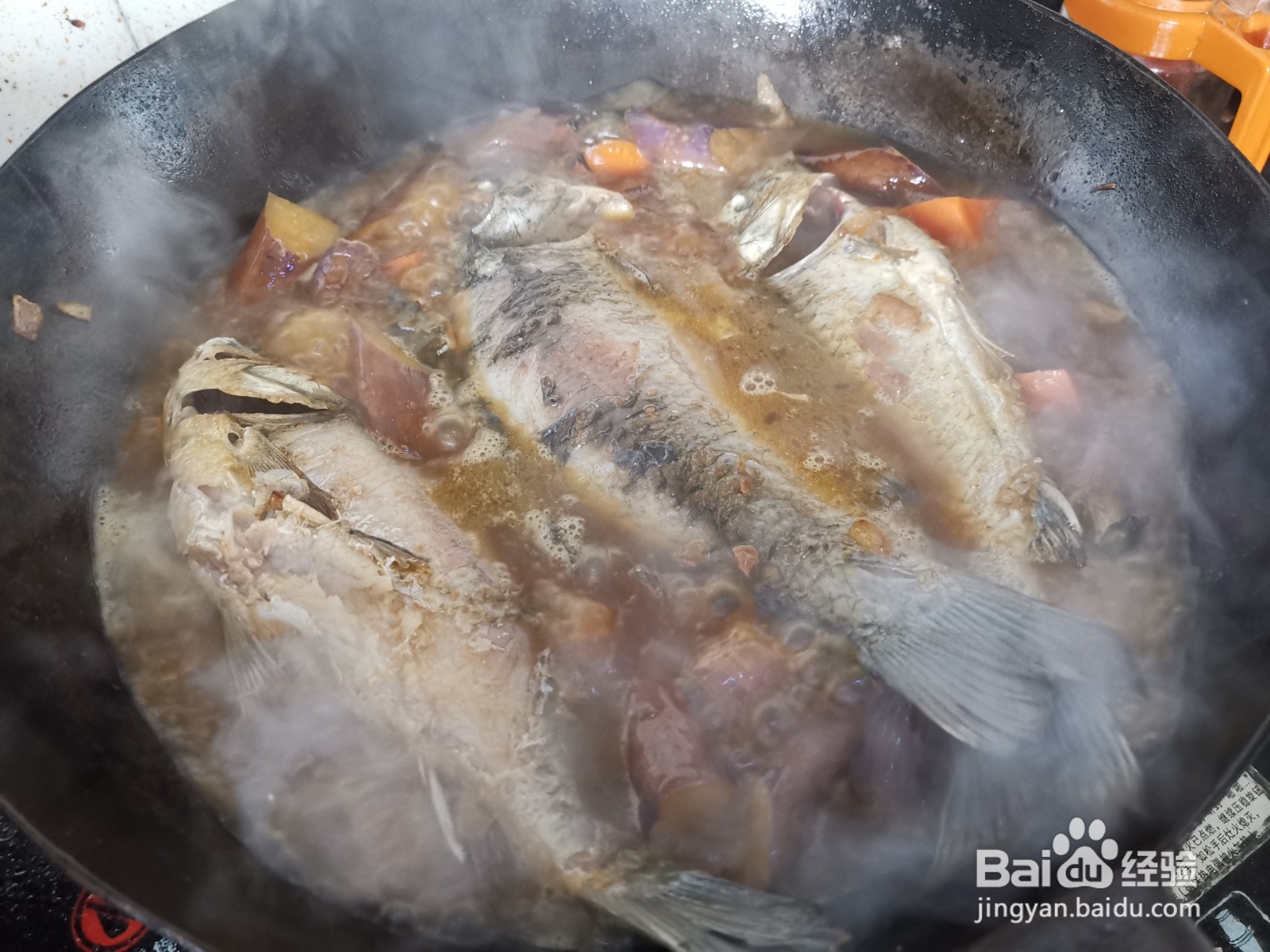 大酱茄子炖鲫鱼的做法