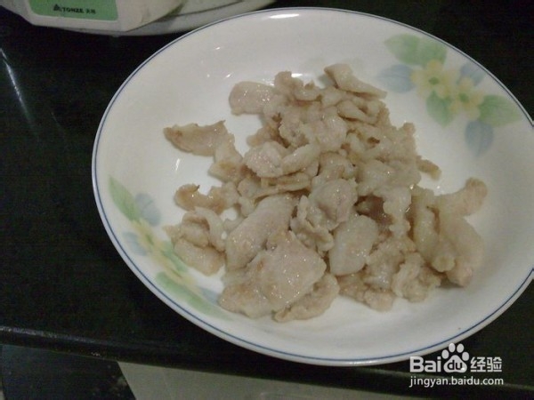 猪颈肉炒胡萝卜的做法