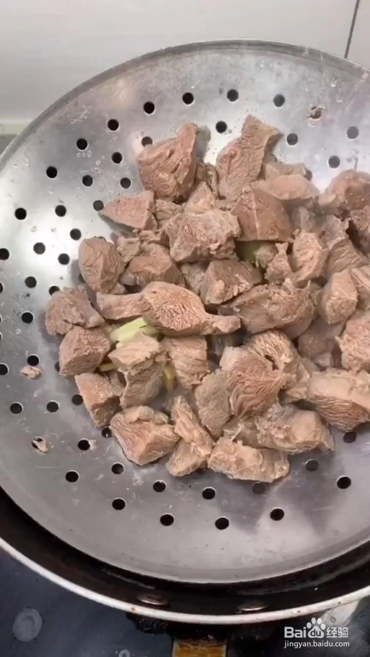 如何制作砂锅牛肉？