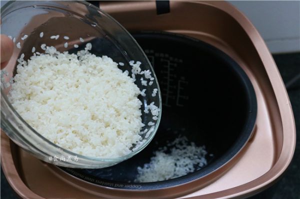 五花肉腊肠豇豆焖饭