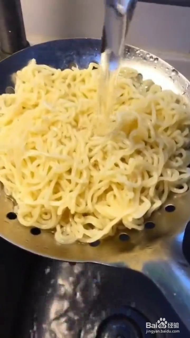 如何制作好吃的酱香方便面饼