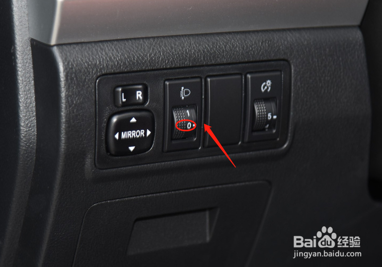 福迪雄师F22汽车灯光高度调节方法