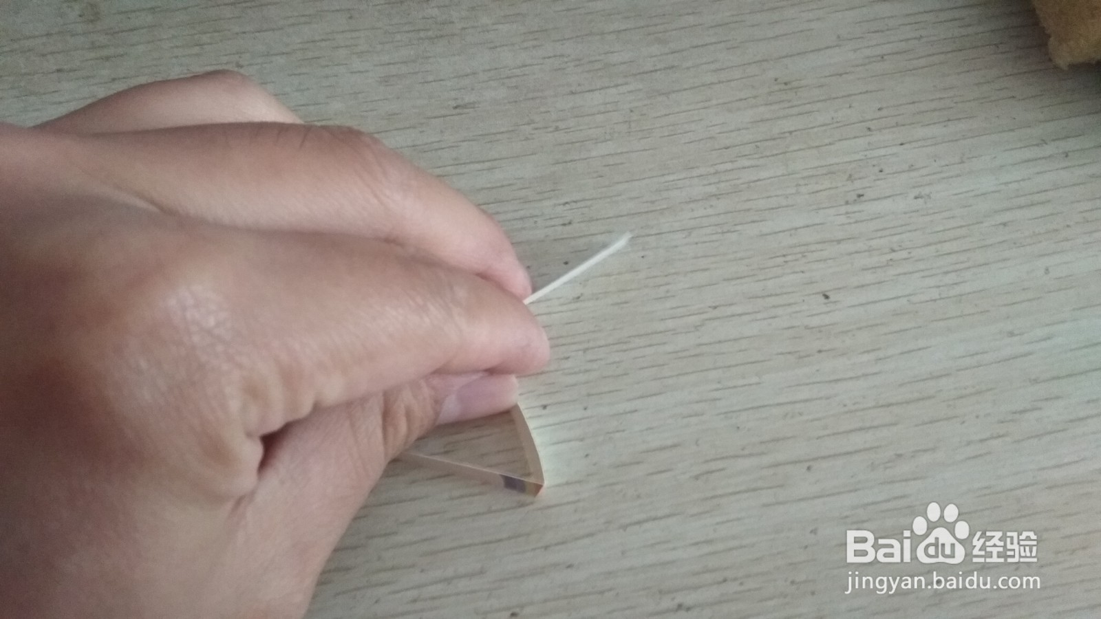 如何用一个长方形硬卡纸做两支中性笔的简易支架