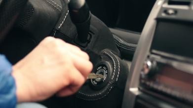 雅迪电动车怎么启动