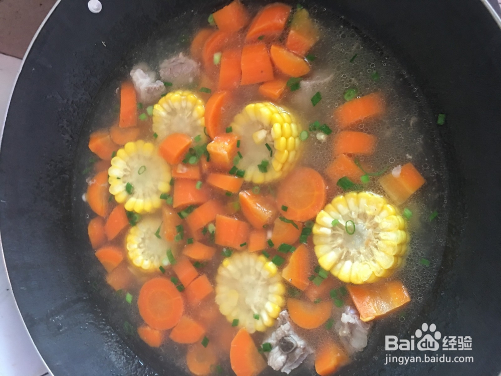 玉米胡萝卜排骨汤的家庭做法